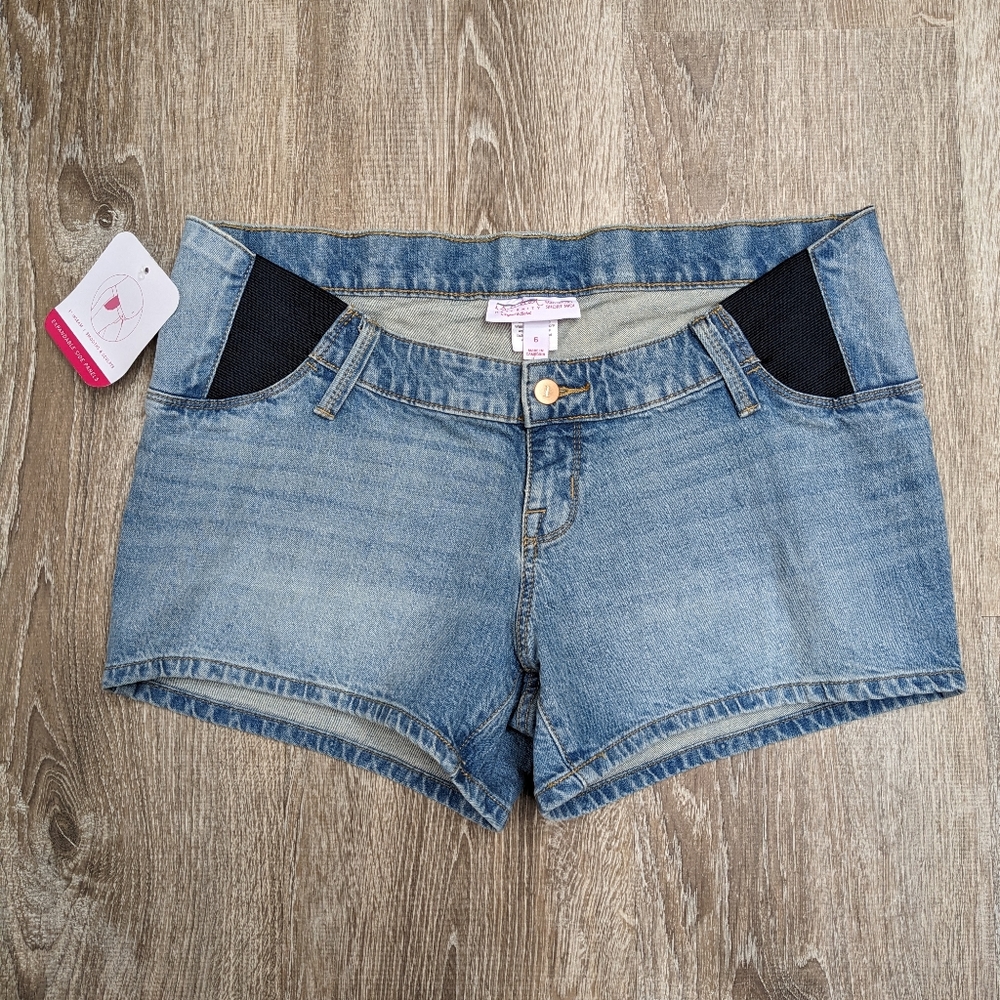 NWT Isabel Maternity Under the Belly Midi Light Wash Jean Shorts Size 6